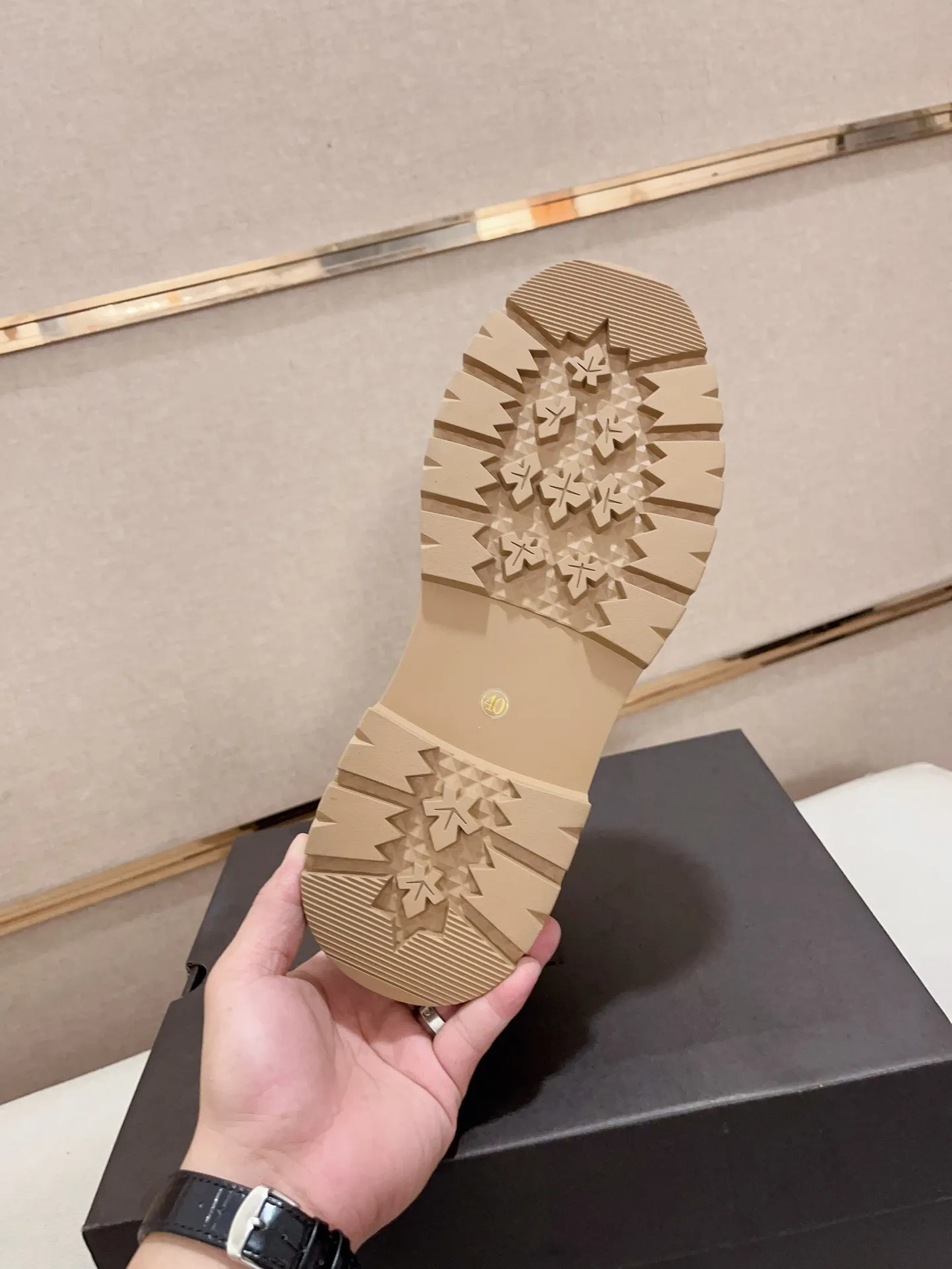 Factory price: 760💰North American men's shoes Ugg ☃️In the special sale of new high-quality men's shoes snow boots in autumn and winter, the nemesis of extreme cold weather! Made of cowhide leather, merino wool lining, and original outsole, whether driving, outdoor or daily wear, there is always one that suits you! Code number 39-44
